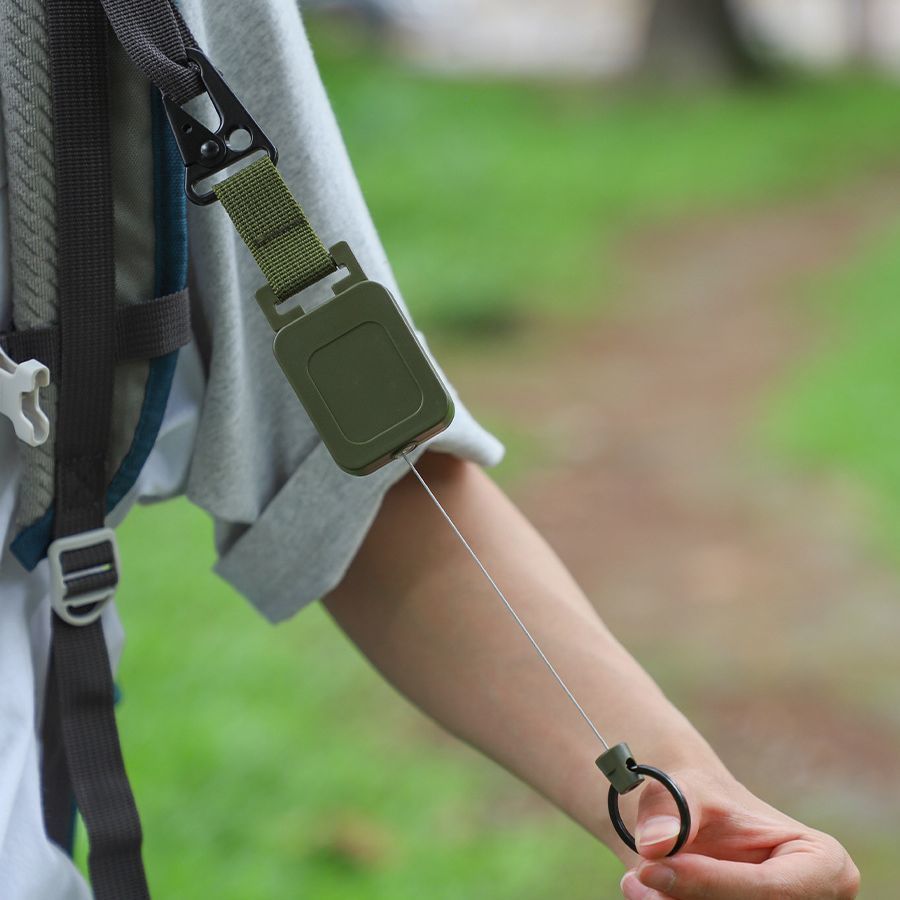 Móc khóa đa năng carabiner màu đen chống mất dây, phù hợp cho cắm trại và ba lô
