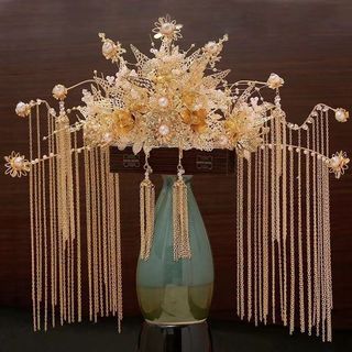 Cô dâu - Mũ đội đầu sang trọng có tua rua và hình phượng hoàng vàng, phù hợp trang phục cưới truyền thống Trung Quốc
