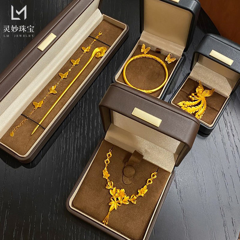 Cổ và vòng tay kim loại giả vàng phong cách truyền thống, họa tiết cỏ xoắn, phù hợp đám cưới