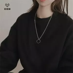 Mặt dây chuyền và nhẫn kim loại màu bạc, phù hợp làm quà tặng cho cặp đôi theo phong cách Hip Hop
