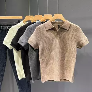 Áo sơ mi Polo dệt kim style Hàn Quốc, cổ chữ V, form slim-fit, tay ngắn, đáy có ve áo màu trơn