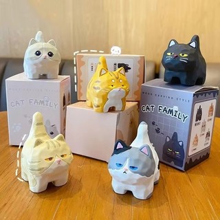 2026 Hoạt Hình Mới Nhựa Mèo Nhỏ Trang Trí Nhiều Màu Sắc Mini Giả Gỗ Khắc Meow Họ Mèo Con Các Bức Tượng Nhỏ Thủ Công Dễ Thương Quà Tặng Trang Trí Máy Tính Để Bàn