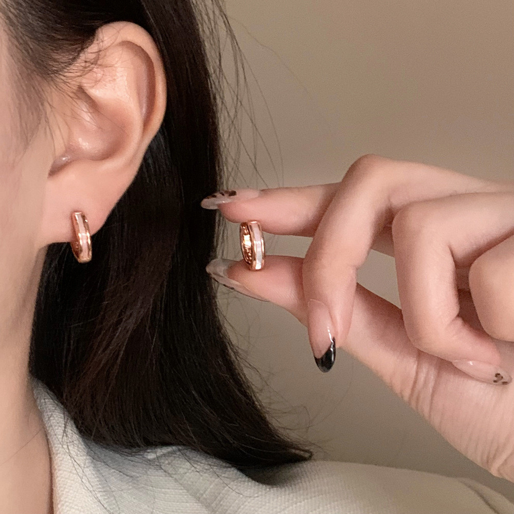 Bông tai vàng hồng hình tròn vỏ đơn giản, phù hợp cho nữ