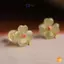 Bông tai đinh tán cỏ bốn lá cổ điển từ ngọc Hetian, phù hợp dành cho bé gái