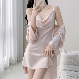 Bộ đầm ngủ gợi cảm sang trọng dành cho nữ, gồm áo ngủ và áo choàng bằng lụa băng, thiết kế ôm dáng gợi cảm, cuốn hút