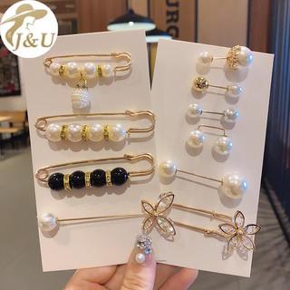 Bộ đồ nữ gồm áo thổ cẩm và quần jean, kèm theo phụ kiện ngọc trai giả kim cương, dây cố định eo, dễ dàng tạo thắt lưng pin tự làm