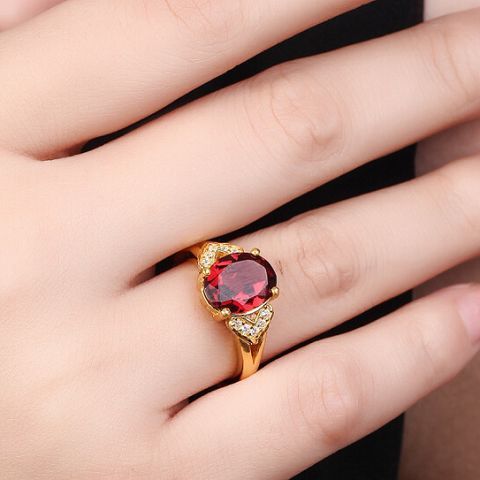 Nhẫn Đôi Ruby Và Pha Lê Đỏ Sang Trọng Với Thiết Kế Mở Kẻ Sọc