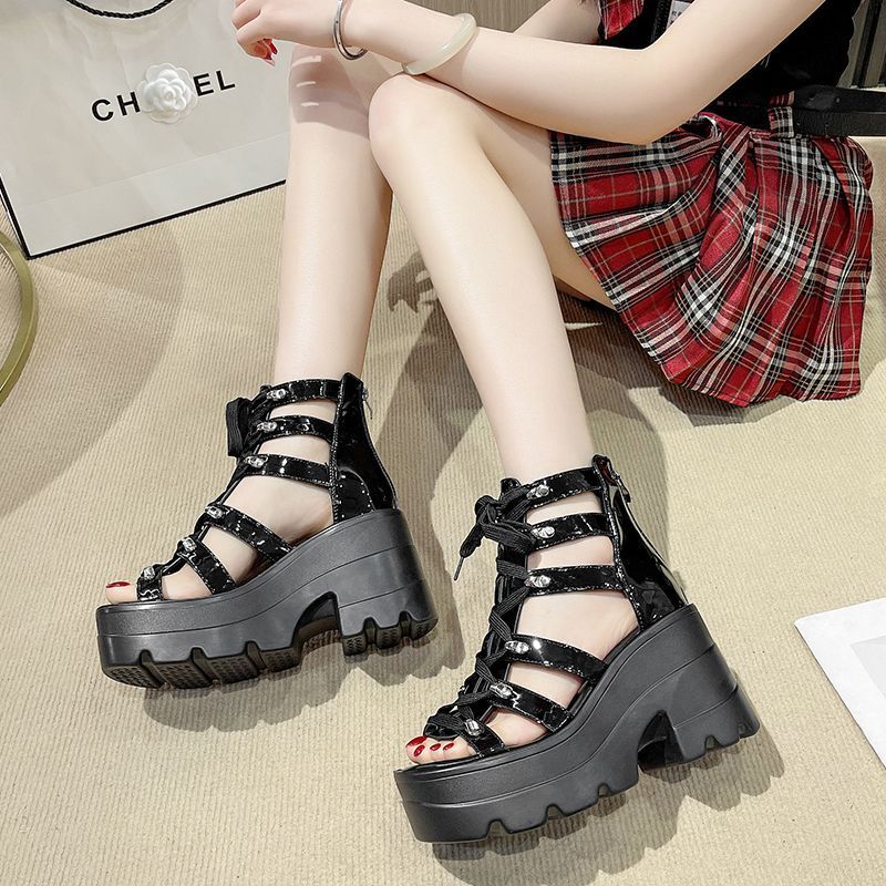 Giày Sandal La Mã Nữ Mùa Hè Phong Cách Mới Phù Hợp Với Người Ảnh Hưởng Nền Tảng Đế Dày Bố Mới Trung Quốc Nêm Rỗng Sandal