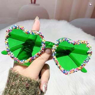 Kính râm nữ khung hình trái tim, phù hợp chống nắng khi đi biển