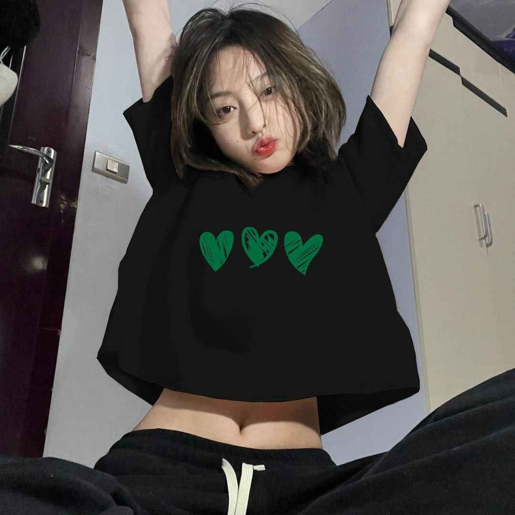 Áo thun croptop nữ, thiết kế tinh tế, mềm mại và thoải mái, có nhiều kiểu dáng khác nhau.