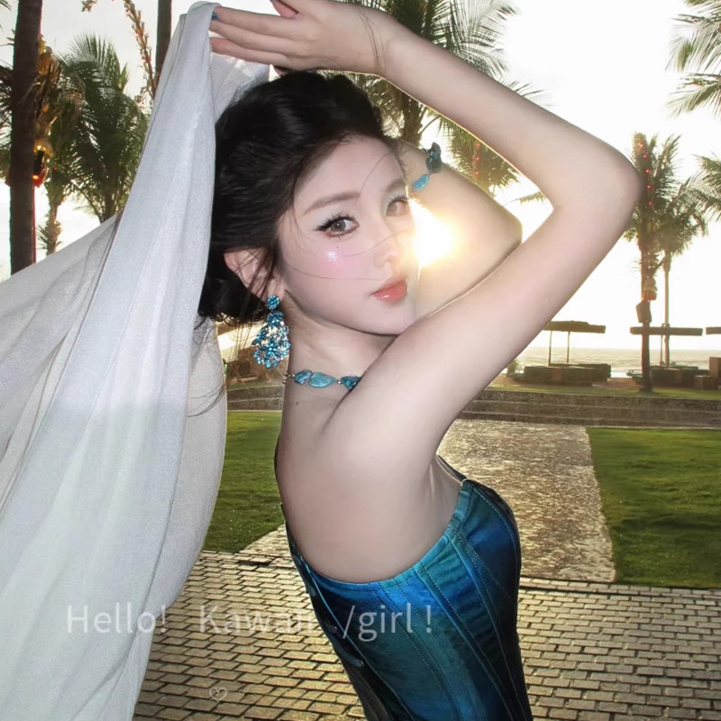 Dây chuyền hình đá đính hạt màu xanh không đều, phù hợp làm phụ kiện thời trang mùa hè bên biển cho nữ