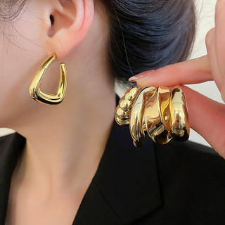 Bộ bông tai nhiều kiểu màu vàng dành cho nữ, thiết kế hoop và họa tiết thả tối giản, phù hợp mặc hàng ngày và phong cách đường phố