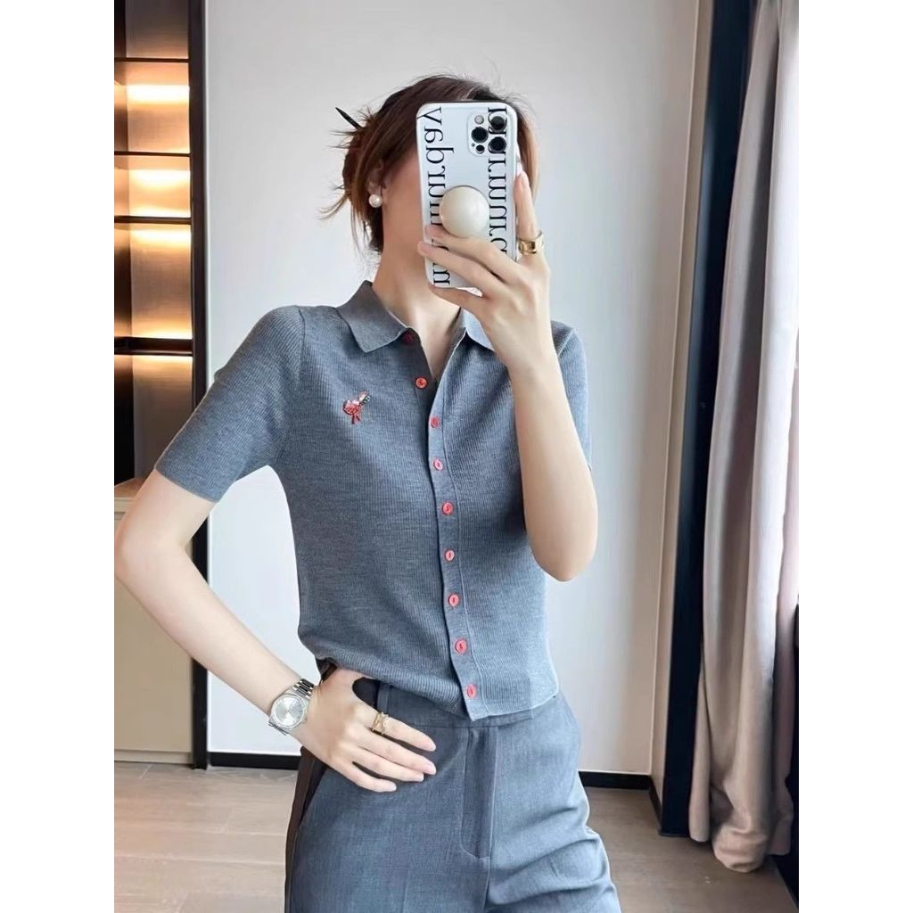 Mẫu áo len dệt kim phiên bản Hàn Quốc có thiết kế thêu đơn giản và cổ Polo ngắn tay. Sản phẩm mang phong cách mới mẻ, giúp bạn trông thanh lịch khi đi lại hàng ngày.