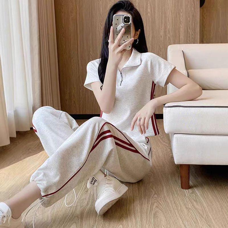 Bộ đồ thể thao chất lượng cao, phong cách mới mẻ, thời thượng và hiện đại, mang hơi hướng phương Tây