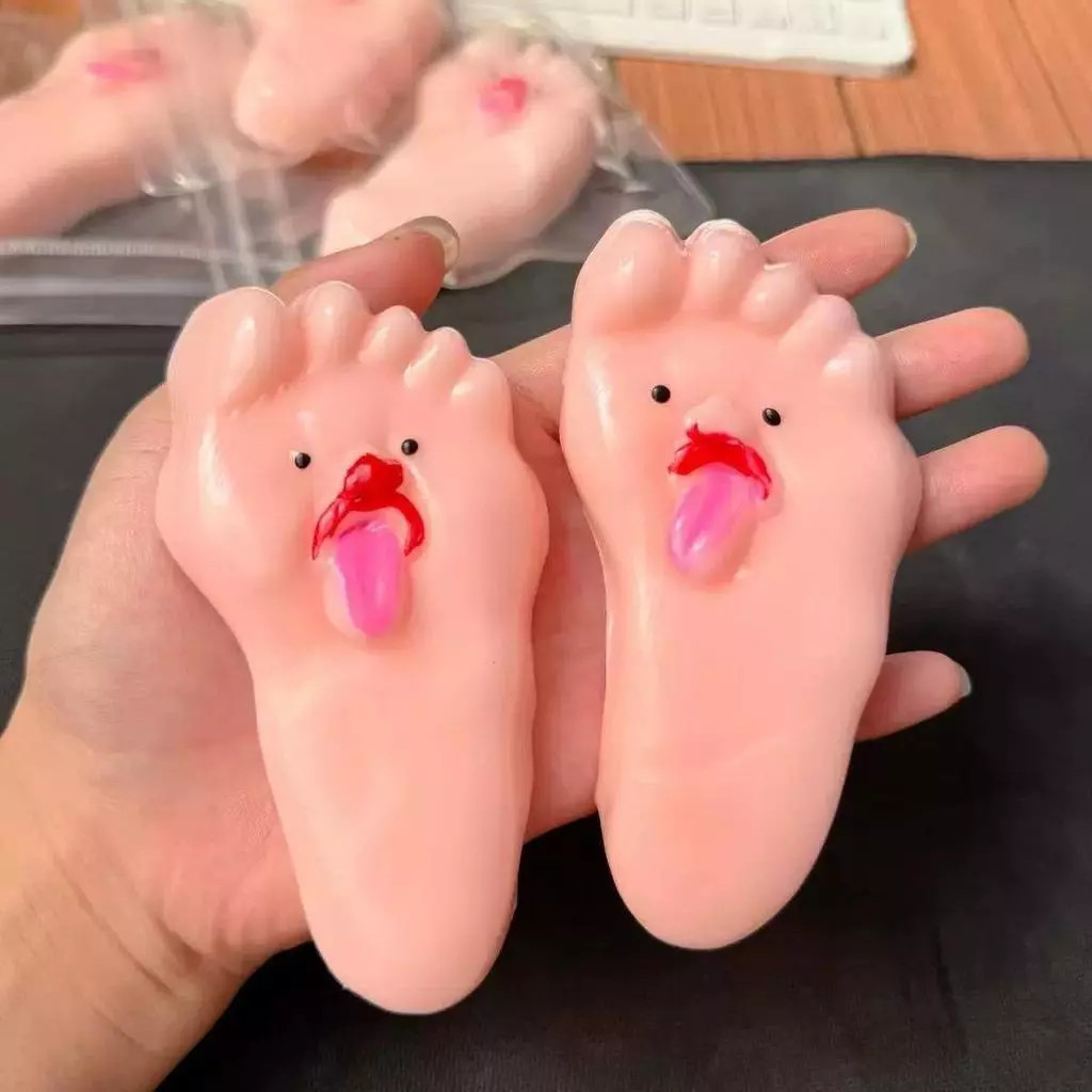 Đồ chơi bóp xả stress hình bàn chân to thè lưỡi – Đàn hồi chậm độc đáo thú vị giải tỏa căng thẳng