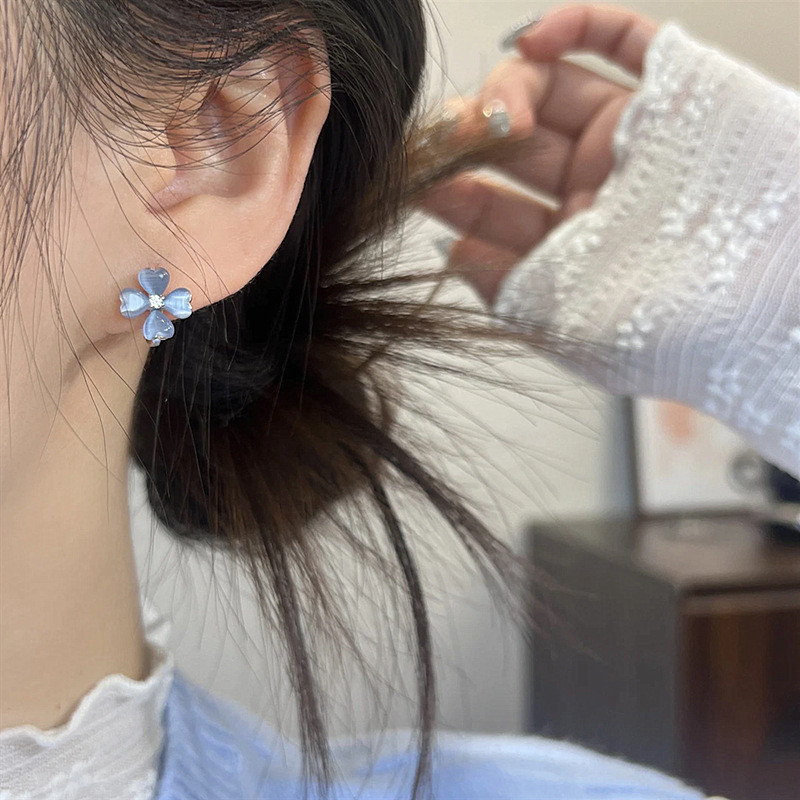 Bông tai cỏ bốn lá kim bạc 925 màu xanh ngọt ngào