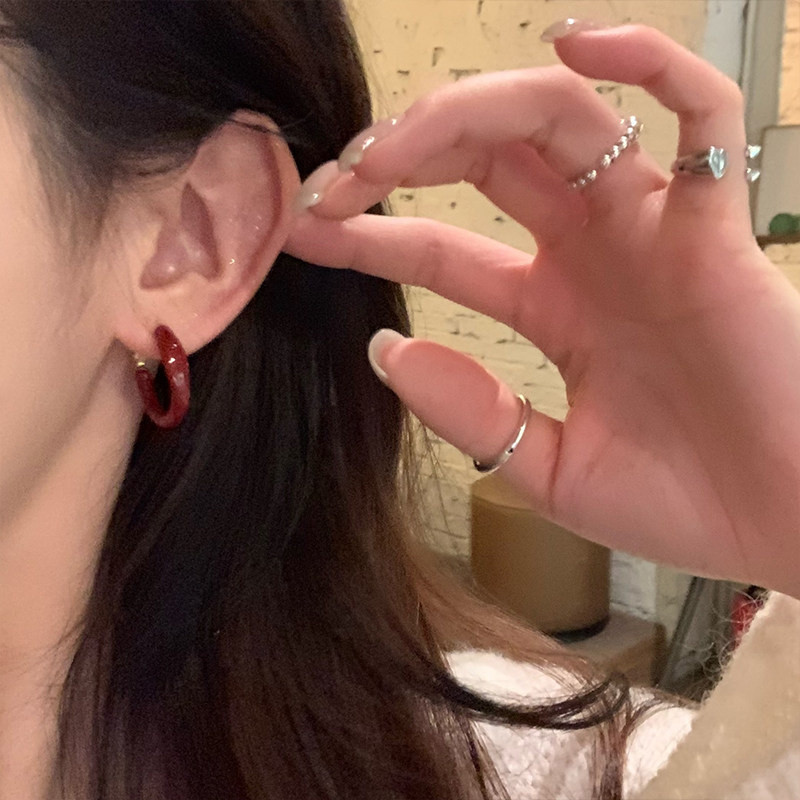 Bông tai màu đỏ cổ điển hình tròn trơn, sang trọng dành cho nữ