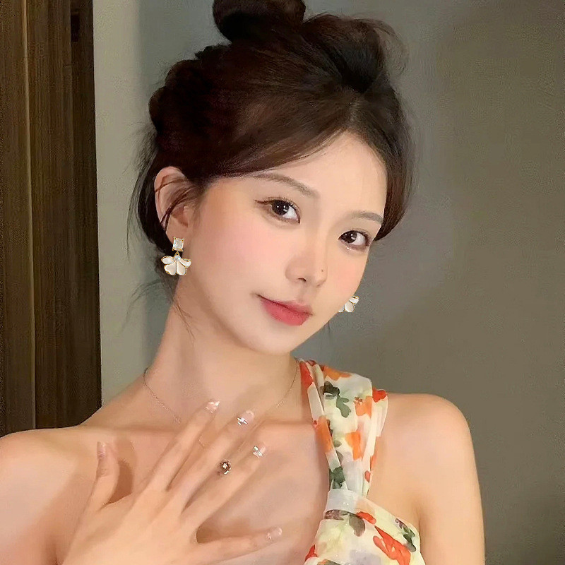 Bông tai đơn giản từ bạc 925 với kim cương và ngọc trai, thiết kế hình vuông nhỏ, phong cách sang trọng.