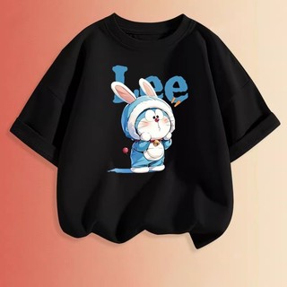 Áo thun cổ tròn in hình hoạt hình Doraemon một mặt, kiểu dáng giản dị và thoải mái dành cho bé trai.