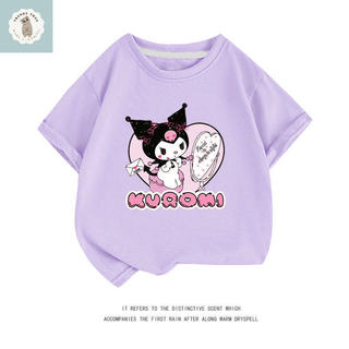 Chiếc áo thun ngắn tay kiểu Nhật này có thiết kế hình cô gái anime Kuromi đang viết thư; đây là một chiếc áo thun mùa hè