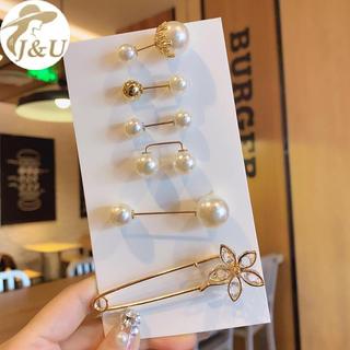 Bộ đồ nữ gồm áo thổ cẩm và quần jean, kèm theo phụ kiện ngọc trai giả kim cương, dây cố định eo, dễ dàng tạo thắt lưng pin tự làm