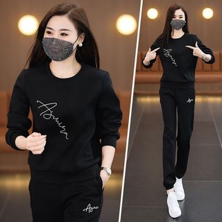 Bộ đồ thể thao cho nữ, một bộ hoàn chỉnh gồm áo nỉ cổ tròn dáng rộng mỏng nhẹ và quần, phong cách thời trang, trẻ trung