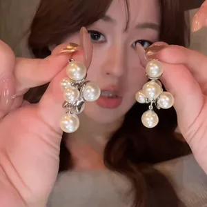 Hạt nổi Moon Clam ~ Bông tai ngọc trai dây nho