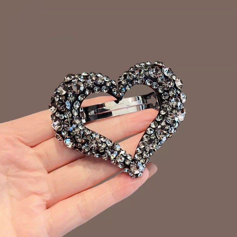 MAUROPOLI - Kim cương giả nhập khẩu từ Dongdaemun Hàn Quốc, thiết kế trái tim màu xám, phù hợp làm quà tặng tình yêu mùa xuân