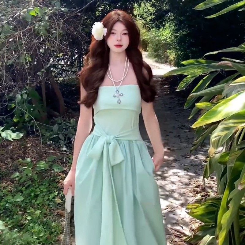 Đầm nữ đi biển màu bạc hà xanh phong cách mới từ Pháp, thiết kế off shoulder với nẹp eo, dáng váy dài phù hợp cho kỳ nghỉ
