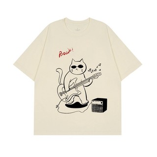 Áo thun nam tay ngắn cổ tròn, vẽ tay họa tiết mèo chơi bass theo phong cách graffiti, kiểu dáng thoải mái và giản dị.