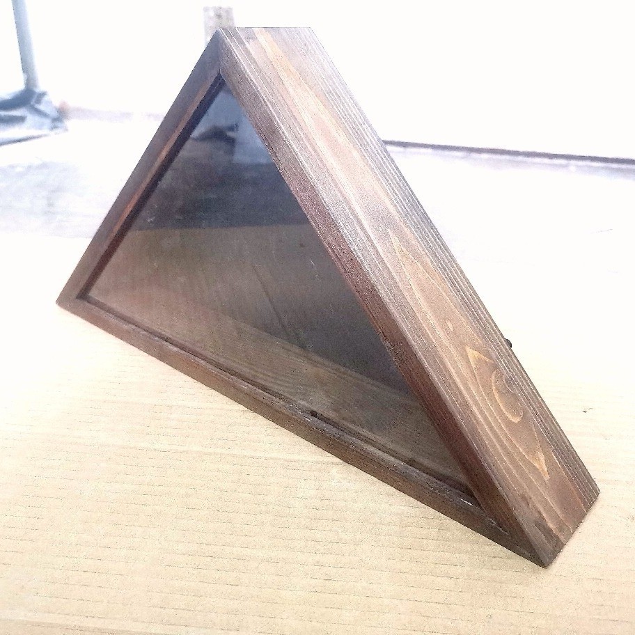 Hộp trưng bày cờ bằng gỗ treo tường - Hộp cờ quân sự tam giác để trang trí tường nhà