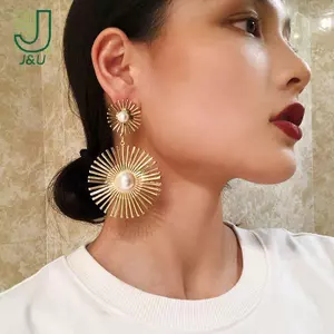 Bông tai ngọc trai thời trang châu Âu và Mỹ phổ biến Bông tai sàn Catwalk hoa rỗng dành cho nữ Quà tặng trang sức