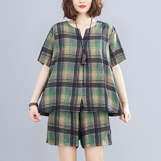 Trang phục giảm cân dành cho nữ: áo tay ngắn cổ chữ V kẻ caro rộng rãi và quần short ống rộng thoải mái