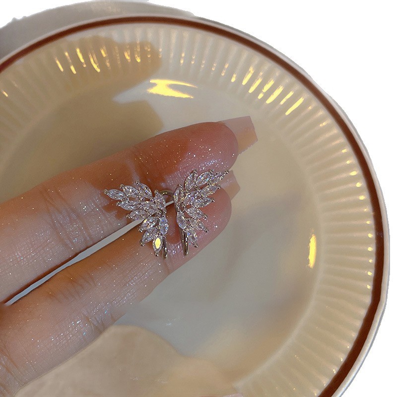 2026 Phong Cách Mới Ánh Sáng Sang Trọng Thoáng Mát Phong Cách Bướm Sang Trọng Zircon Không Xuyên Tai Kẹp Thiết Kế Niche Đơn Giản Đi Lại Tất Cả Trận Đấu Bông Tai