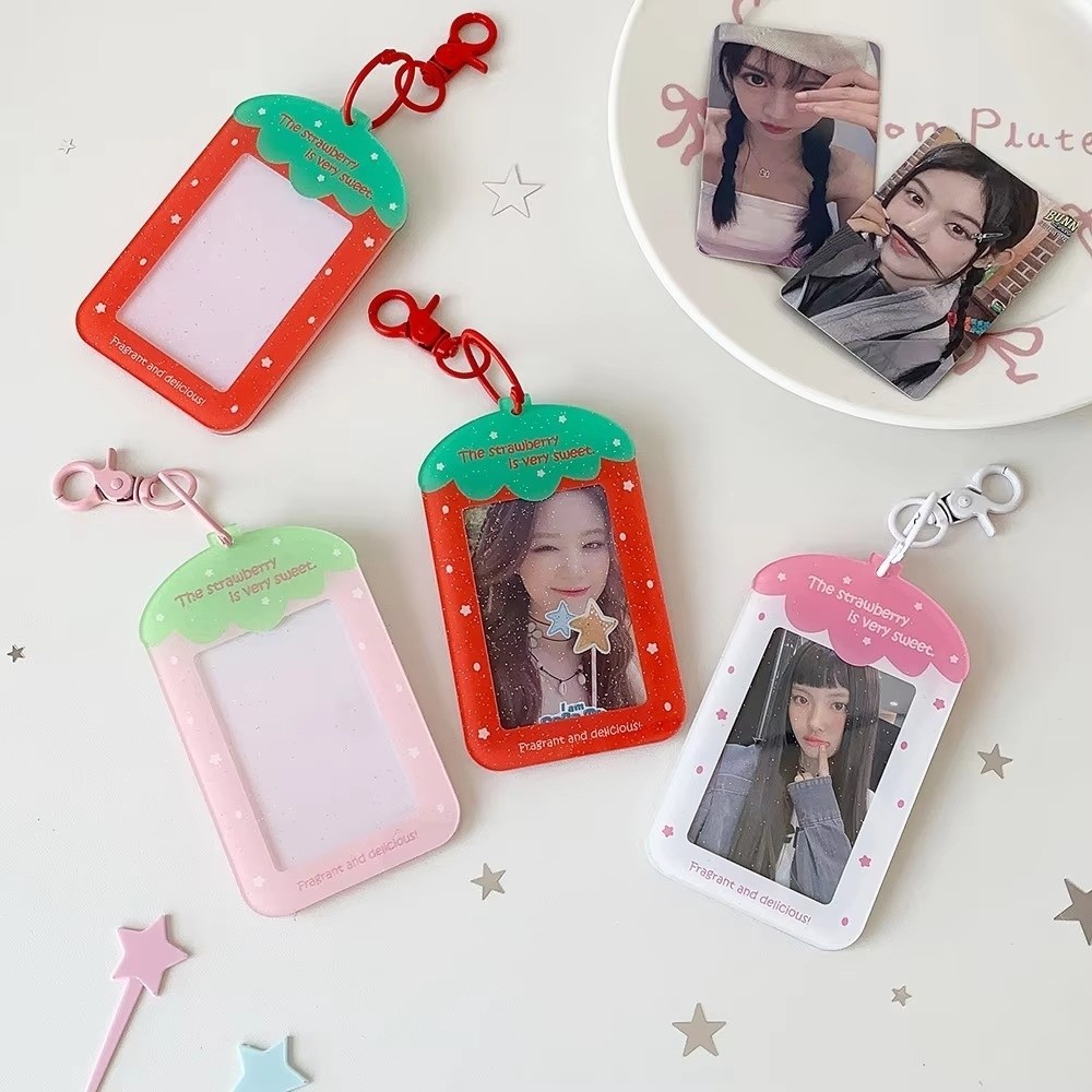 HOBBYIN Photocard Holder, Hộp đựng thẻ móc khóa 3 Inch trong suốt, Dâu tây dễ thương Acrylic Idol Photo Card Bảo vệ ảnh tay áo bé gái