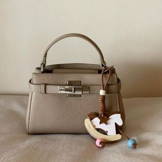 Hàng Sẵn - Túi Đeo Chéo Quai Xách Da Trơn Dáng Vuông Kèm Charm Ngựa