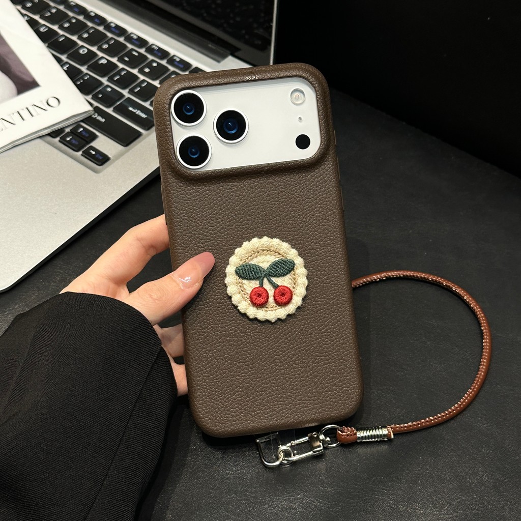 Ốp lưng iPhone 3D màu nâu có dây đeo tay phù hợp cho iPhone 17 Pro Max iPhone 17 16 15 14 13 12 11