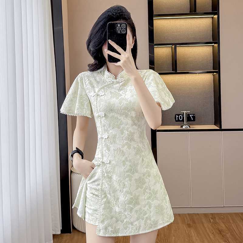 Đầm sườn xám phong cách Trung Hoa cổ điển, phối ren cài nút và bộ hai mảnh phong cách truyền thống kèm quần short