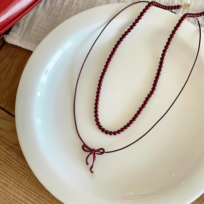 Vòng cổ vintage đỏ đính hạt, ánh sáng mới - Phụ kiện sang trọng cho áo len