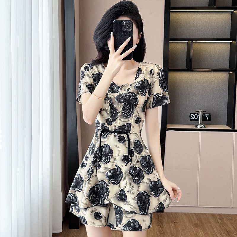 Bộ trang phục Nữ thời trang phong cách Hàn Quốc, có họa tiết, tôn dáng và sành điệu, che bụng, gồm áo và quần short