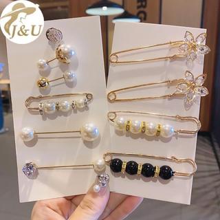 Bộ đồ nữ gồm áo thổ cẩm và quần jean, kèm theo phụ kiện ngọc trai giả kim cương, dây cố định eo, dễ dàng tạo thắt lưng pin tự làm
