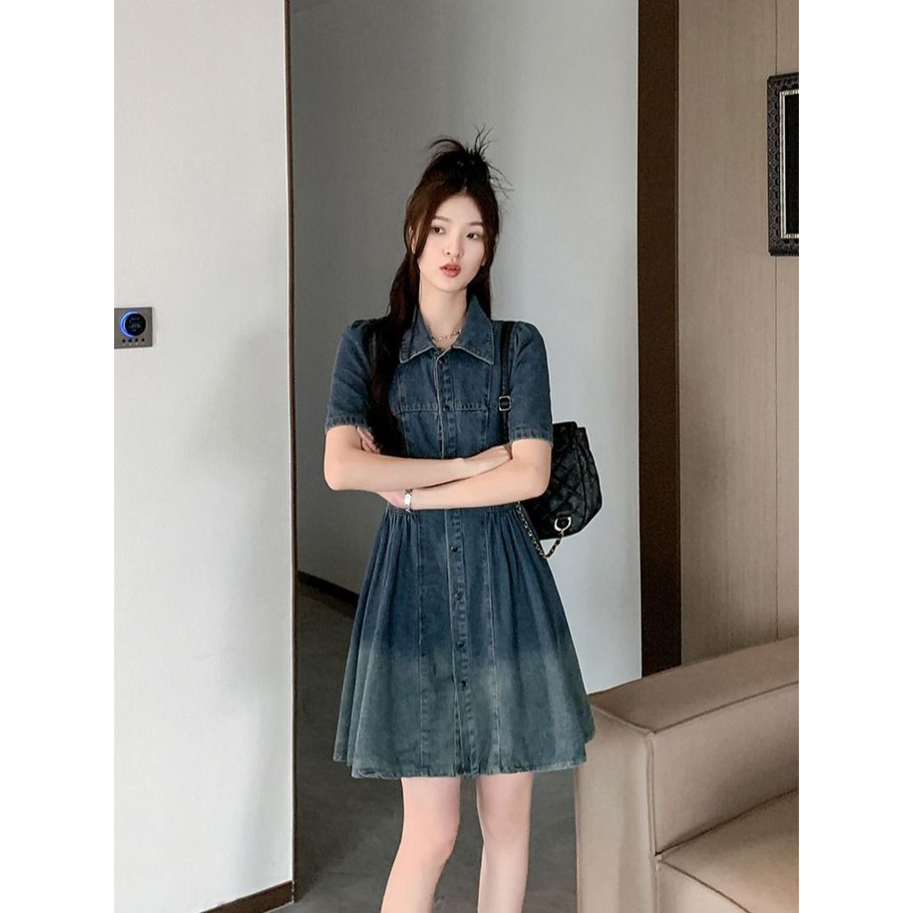 Váy denim cổ xanh nhỏ nhắn, thời trang mùa hè mới, phong cách và tôn dáng với phần eo thon gọn, váy ngắn.