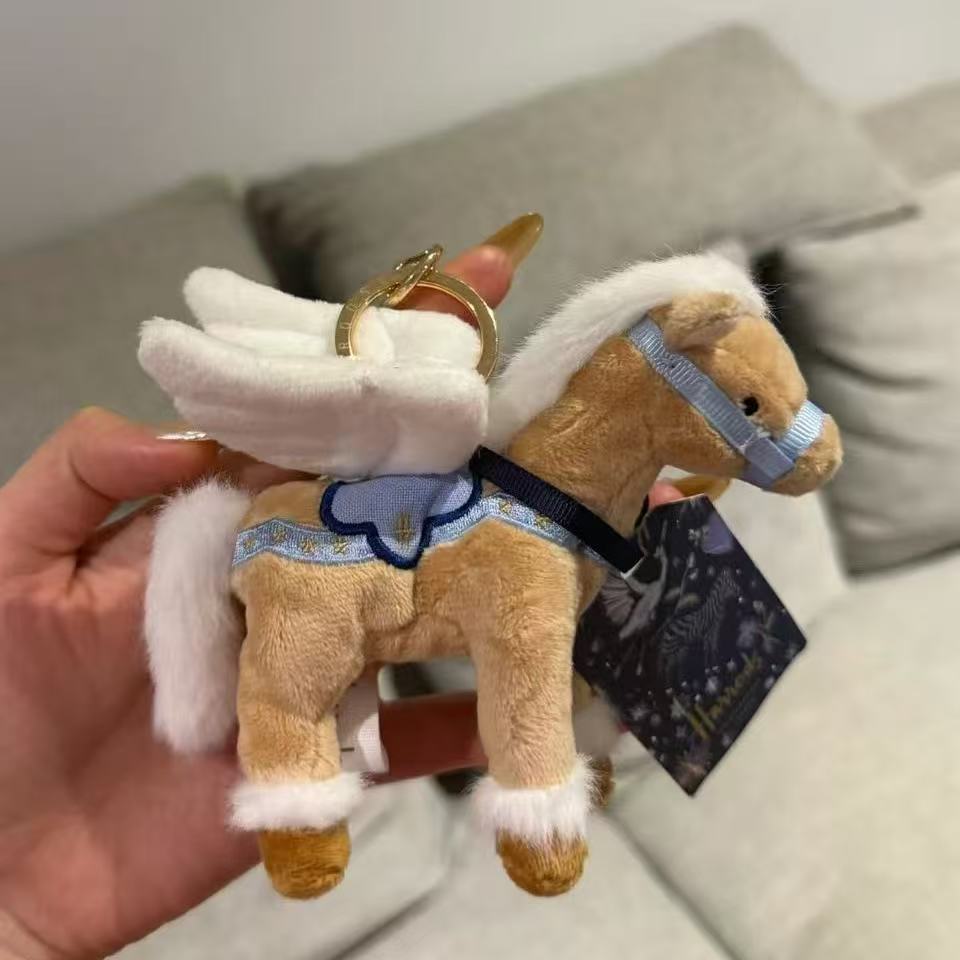 Mặt dây chuyền búp bê Harold Angel Pony sang trọng – Quà tặngperfect cho tín đồ du lịch