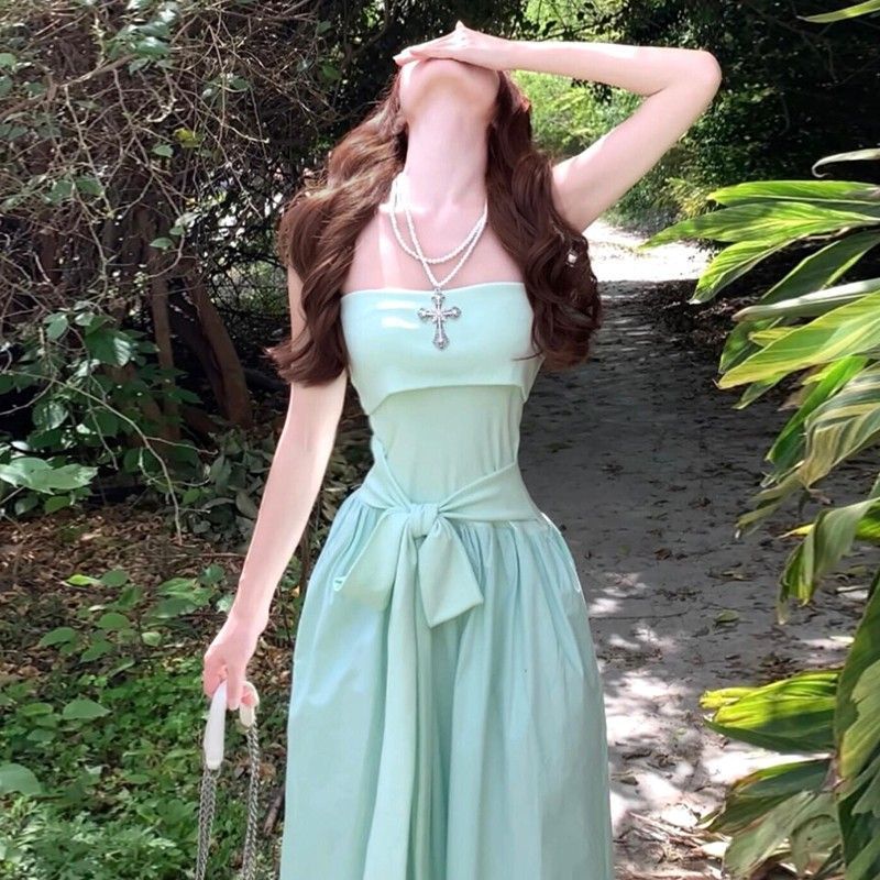 Đầm nữ đi biển màu bạc hà xanh phong cách mới từ Pháp, thiết kế off shoulder với nẹp eo, dáng váy dài phù hợp cho kỳ nghỉ
