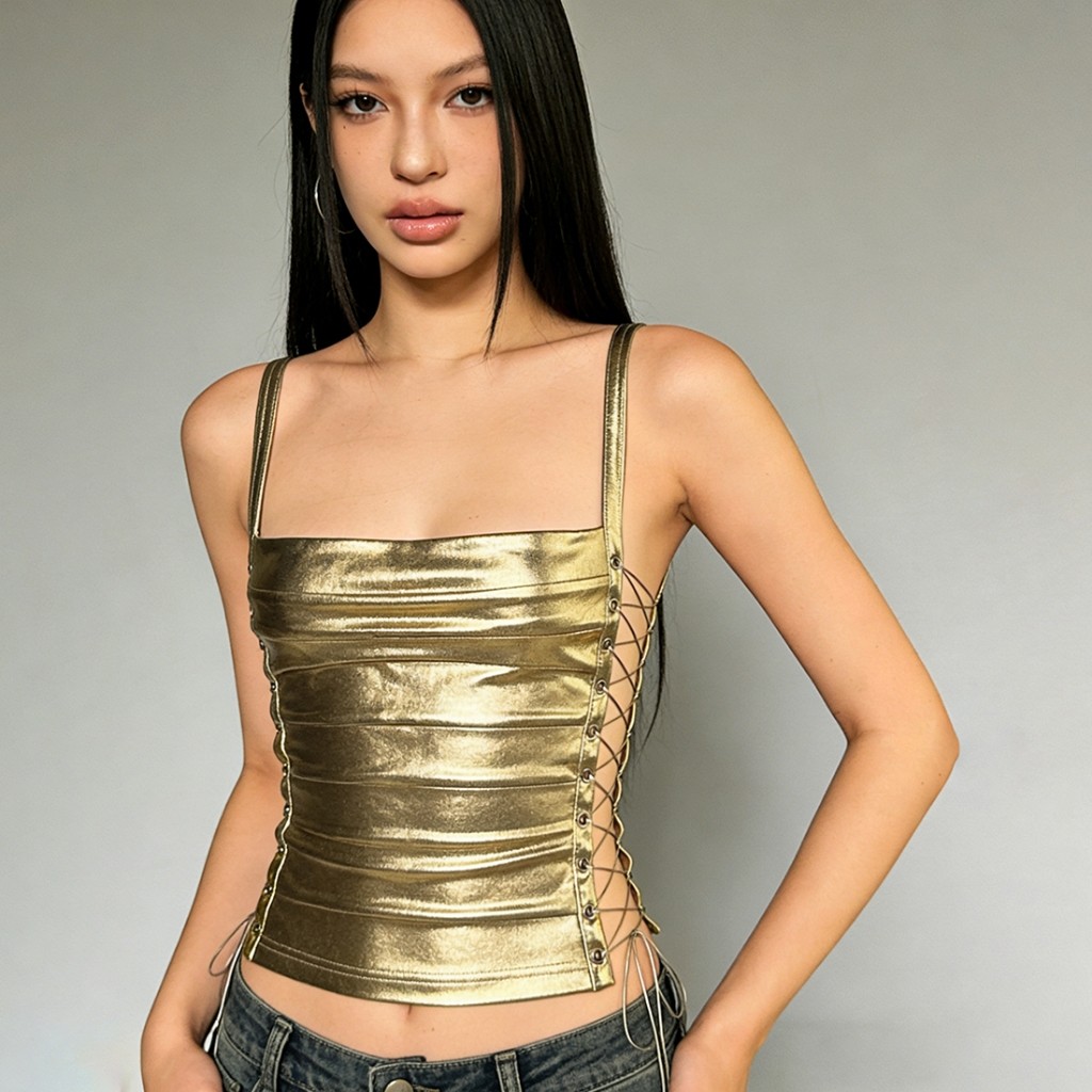 Crop Top thiết kế edgy với chi tiết cutout và dây đeo, form body đẹp mắt, tạo cảm giác gọn gàng hơn