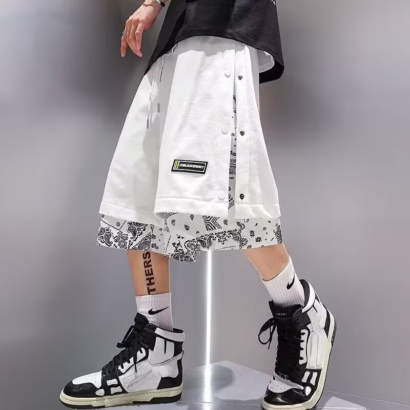 Quần short nam dáng rộng, phù hợp mùa hè, với thiết kế viền bandana