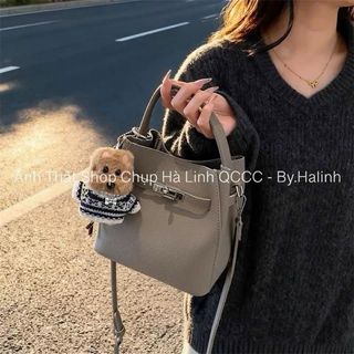 Túi Đeo Chéo Dáng Giỏ Quai Xách Kèm Charm Gấu Hot Hit