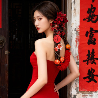 Đầm và kẹp tóc phong cách Trung Hoa cho cô dâu với họa tiết bánh mì nướng