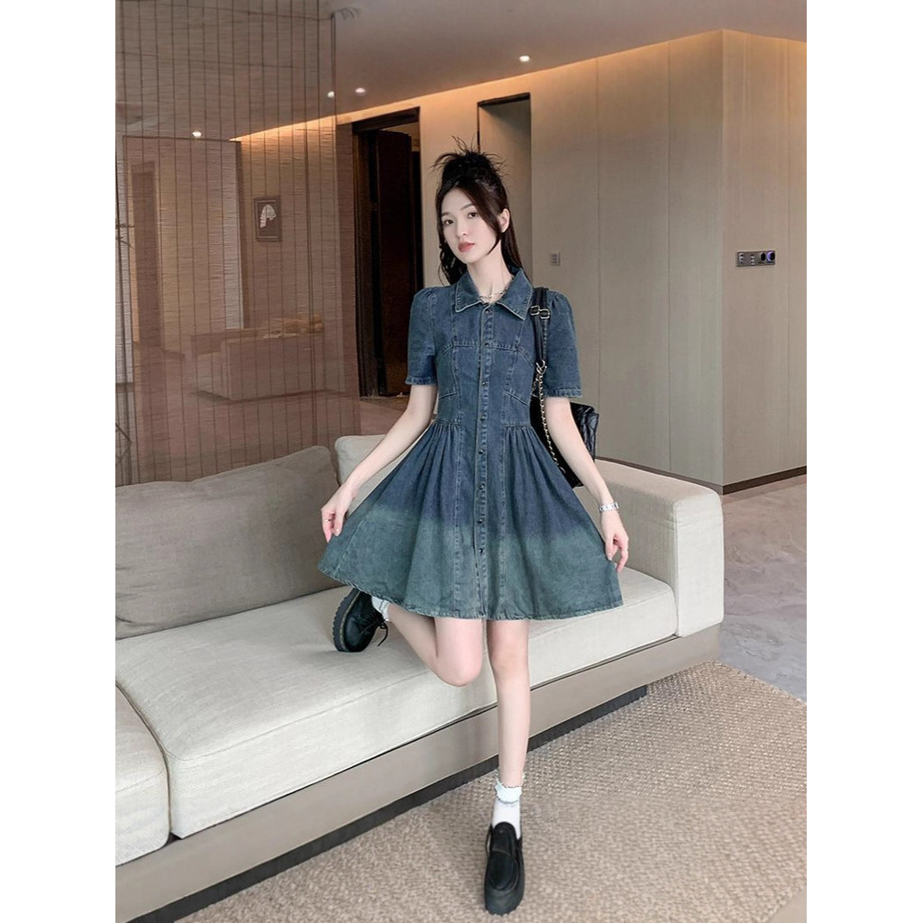 Váy denim cổ xanh nhỏ nhắn, thời trang mùa hè mới, phong cách và tôn dáng với phần eo thon gọn, váy ngắn.