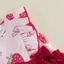Áo liền quần trang trí cổ tròn không tay in hình dâu tây cho bé gái